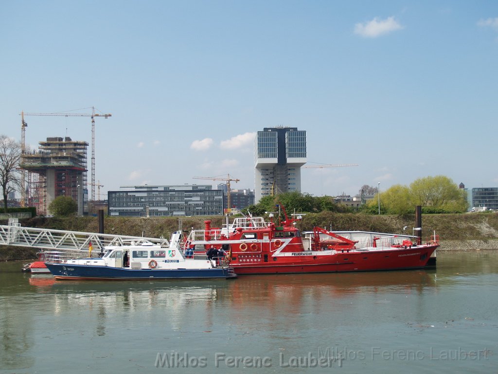 Feuerloeschboot 10-2      P157.JPG